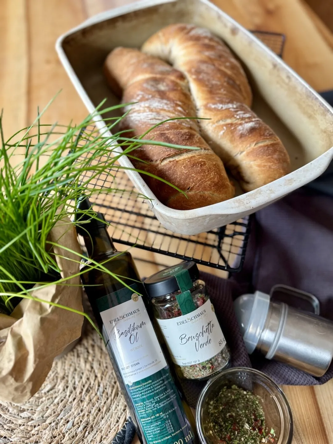 Rustikales Walnussbaguette mit knuspriger Kruste, gebacken im Pampered Chef Stoneware Grundset