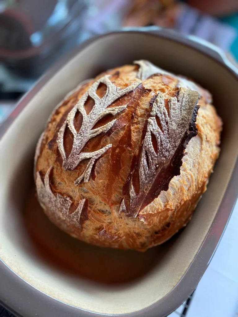 Saftiges Bauernbrot mit krustiger Rinde, frisch gebacken im Pampered Chef Ofenmeister.