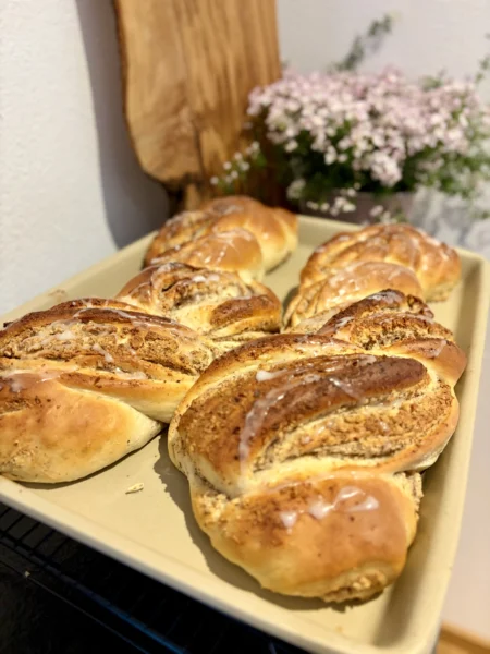 Saftiger Nusszopf mit Hefeteig und Haselnussfüllung, gebacken im Pampered Chef Großen Ofenzauberer plus