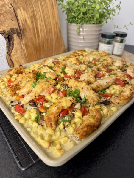 Herzhaftes Spätzleblech mit Hähnchen, Paprika und geschmolzenem Käse auf dem Pampered Chef James.