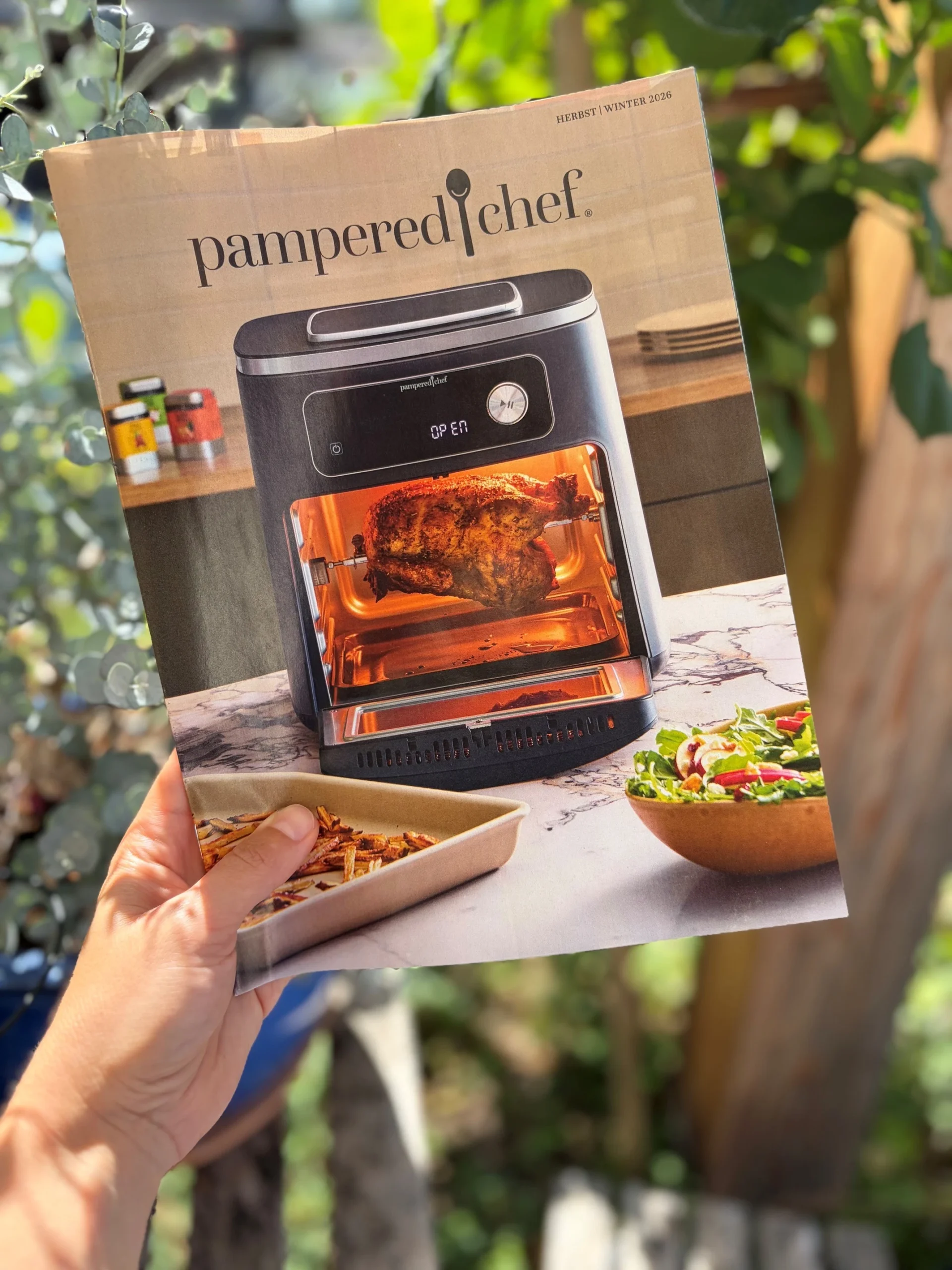 Gedruckter Pampered Chef Katalog Herbst/Winter 2026 in der Hand