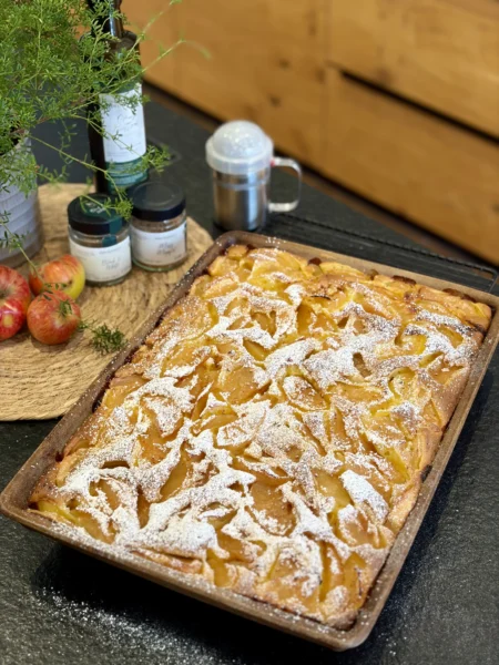 Pampered Chef Apfelkuchen vom Blech im Ofenzauberer plus mit Puderzucker