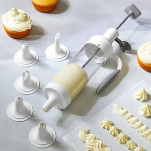 Pampered Chef Garnierspritze Easy mit Spitzenaufsätzen und verzierten Cupcakes