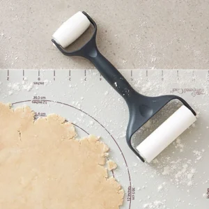 Pampered Chef Teigroller mit zwei Rollen auf Teigunterlage mit ausgerolltem Mürbeteig