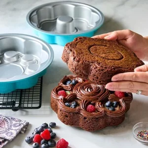 Pampered Chef Überraschungskuchenform mit angeschnittenem Schokoladenkuchen und Füllung